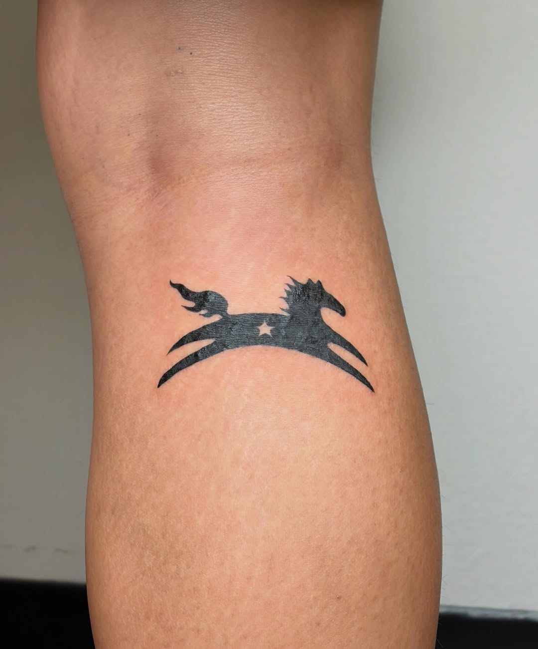 Tattoo by @alyssadoestattoos โ blackwork