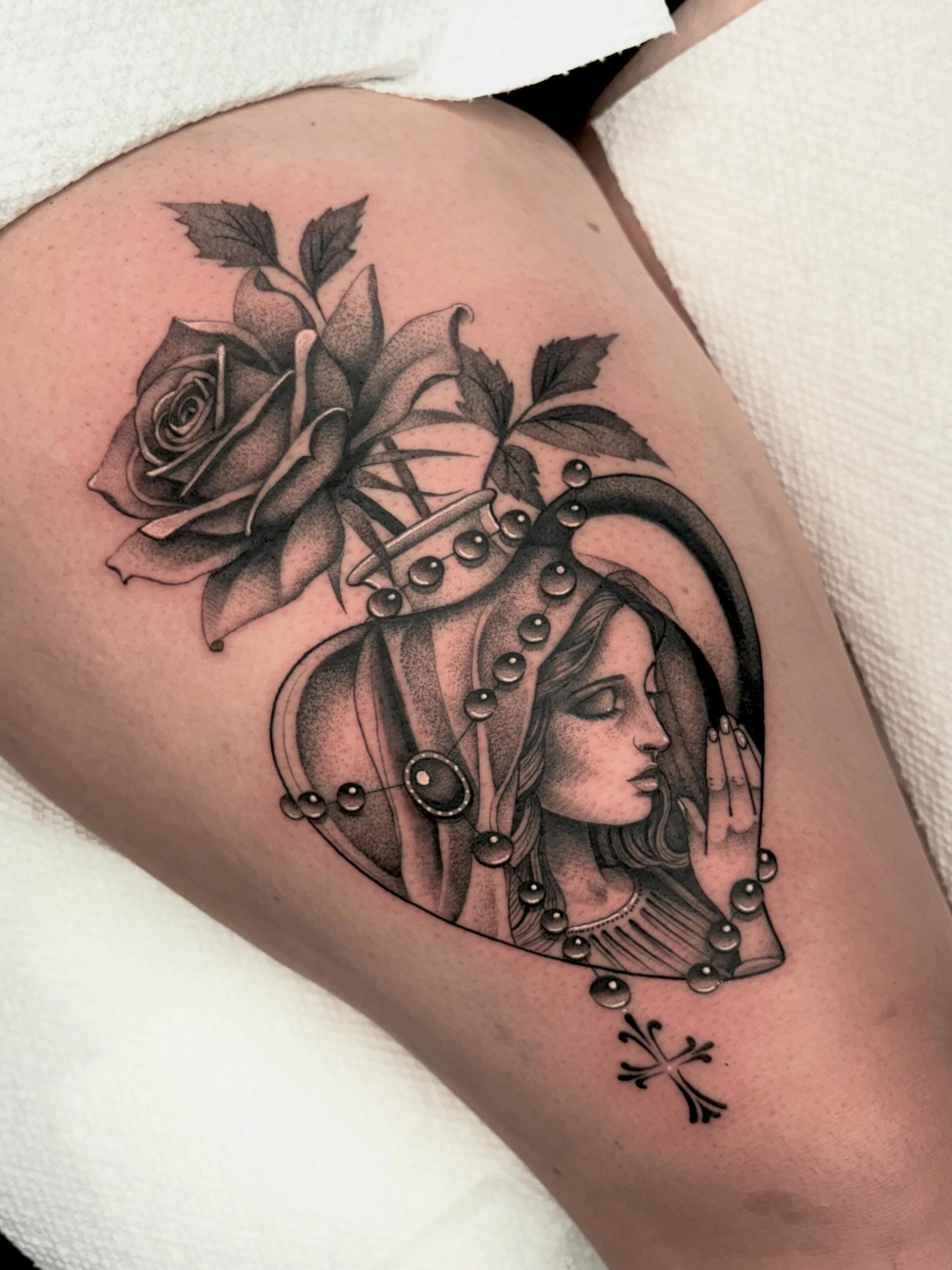 Woman with roses dotwork tattoo on the thigh by Avery Mullins
