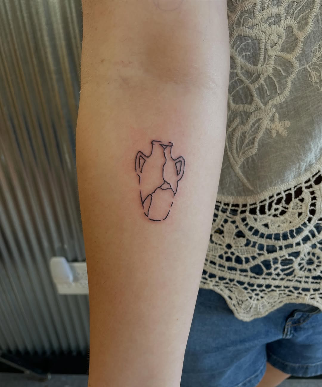 Tattoo by @mallorydoestattoos โ fine_line