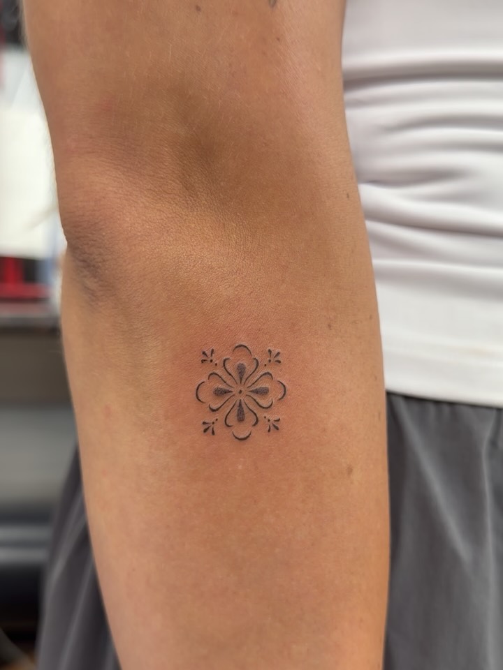 Tattoo by @valadeztattoo — fine_line, minimalist