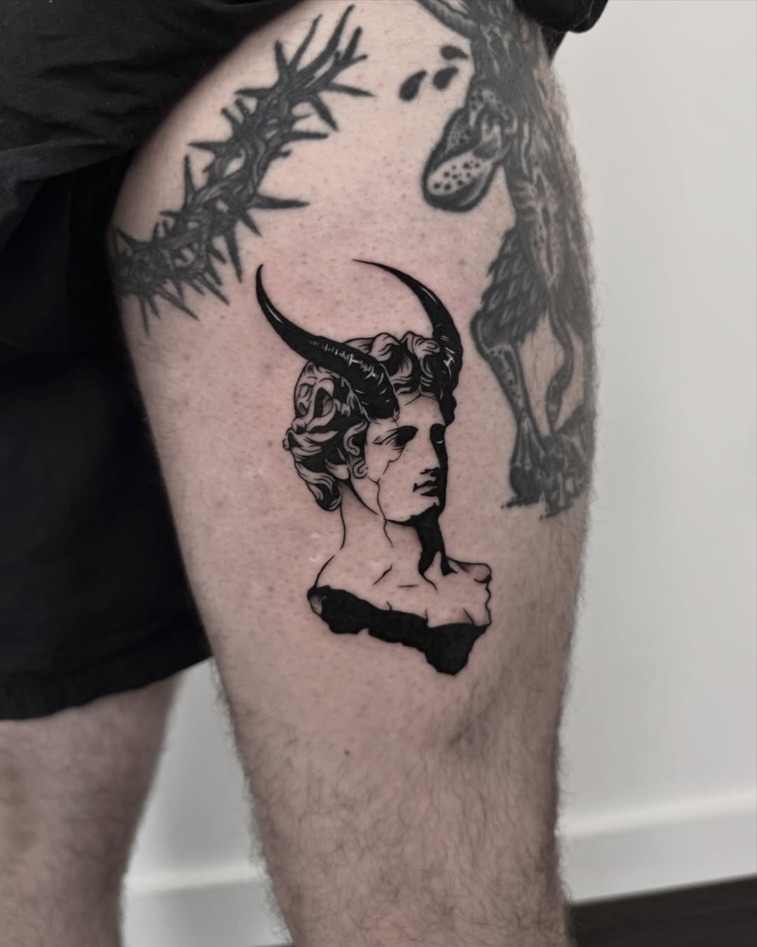 Statue bust realism tattoo on the thigh by Blackwork Vamos