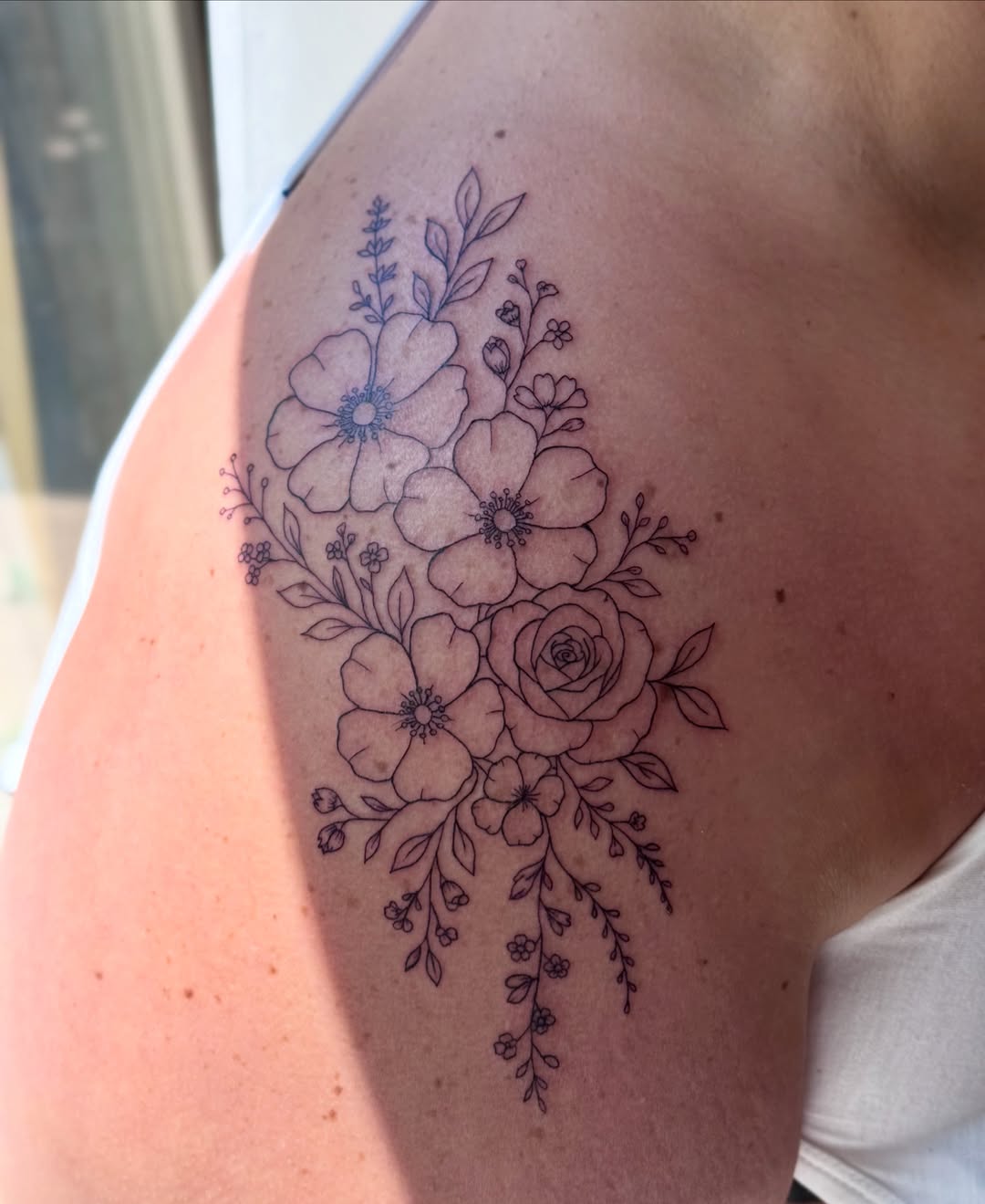 Tattoo by @daintydetailsbyalyssa — black_and_grey