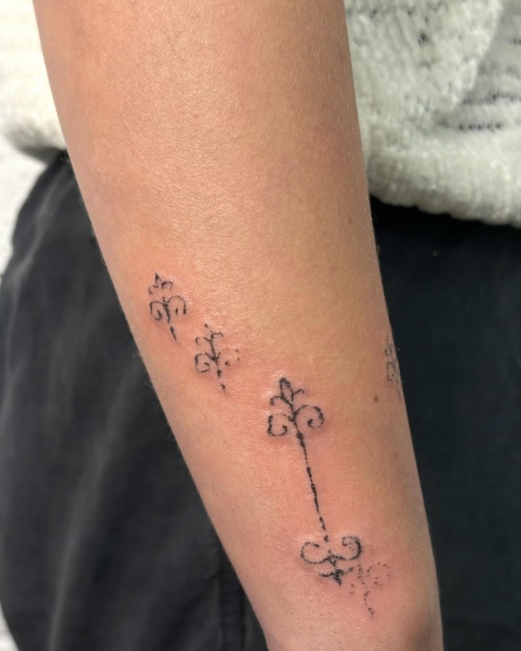 Tattoo by @____e_d_e_n____ — fine_line, minimalist