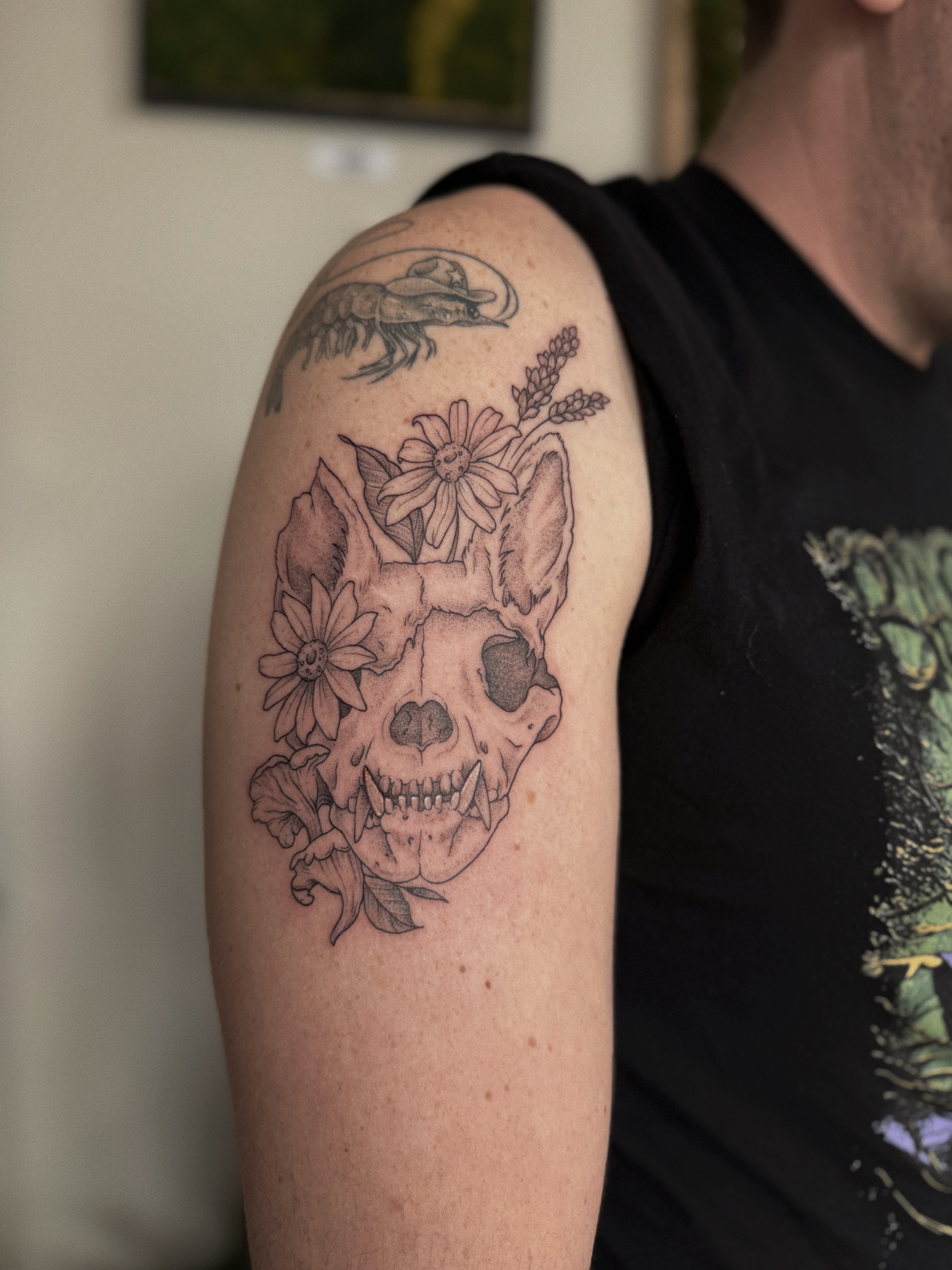 Skull with flowers realism tattoo on the shoulder by 𝕵𝖊𝖘𝖘𝖎𝖈𝖆 𝕰𝖑 (raleigh tattoo artist)