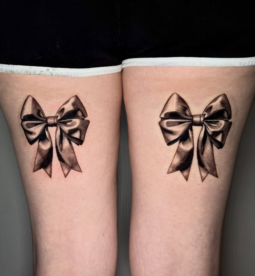 Bows fine line tattoo on the thigh by 𝖎𝖘𝖆 ✶ 𝖉𝖋𝖜 𝖙𝖆𝖙𝖙𝖔𝖔𝖘