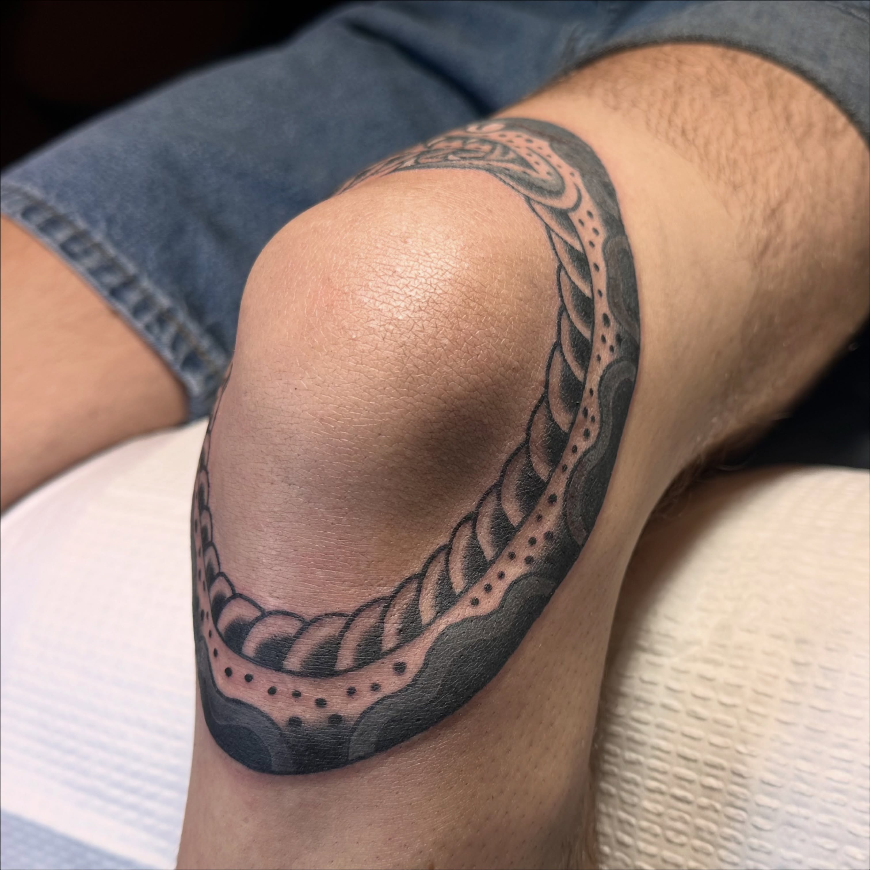 Rope dotwork tattoo on the thigh by Kiki Painmaker Trad Tattooer 🧨