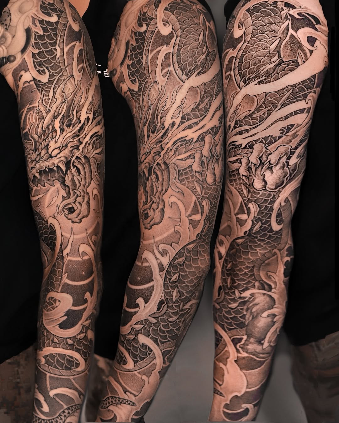 Dragon and waves Japanese tattoo on the upper arm by Kubo