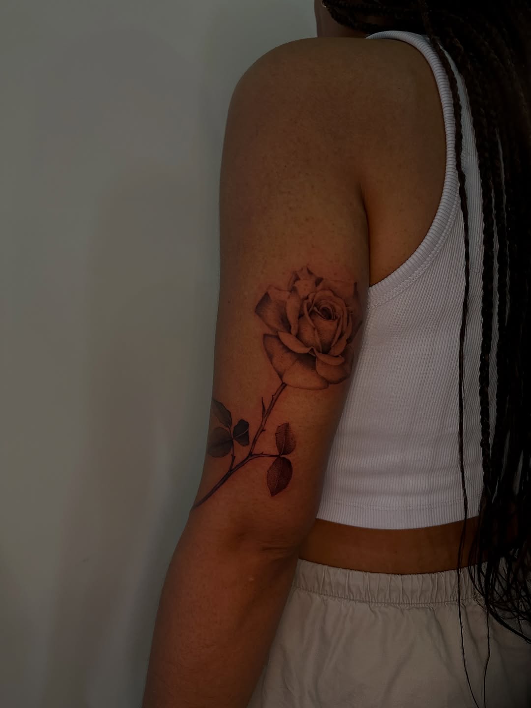 Rose with stem and leaves neo-traditional tattoo on the upper arm by 𝘋𝘪𝘢𝘯𝘯𝘢