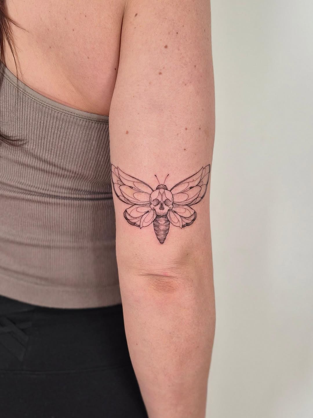 Tattoo by @cambodiancupcake โ fine_line, black_and_grey