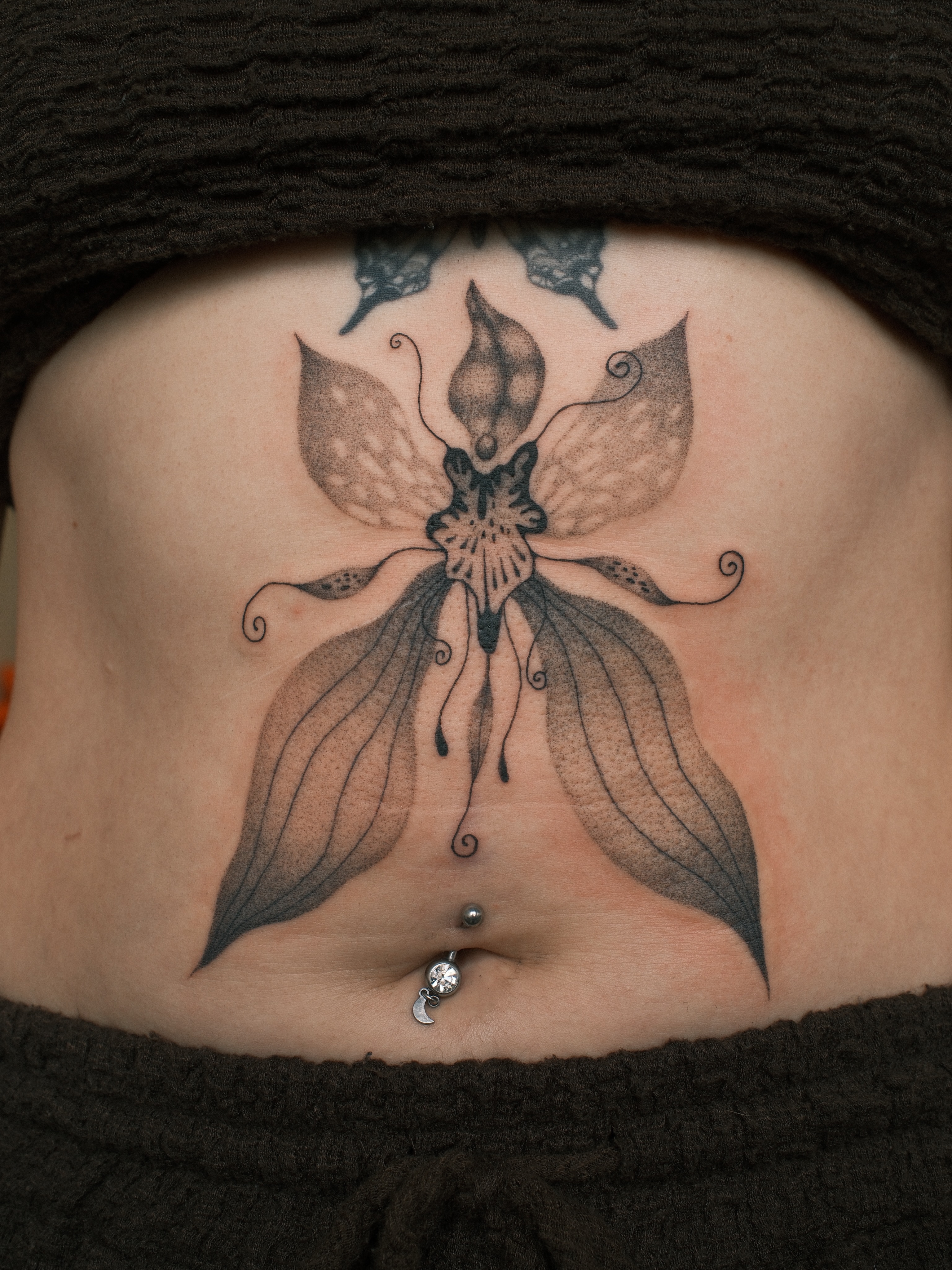 Tattoo by @earthyliltats โ black_and_grey