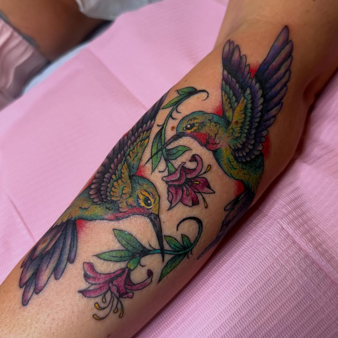 Hummingbirds and flowers American traditional tattoo on the forearm by 🩸 𝓢𝔂𝓵𝓿𝓲𝓮 🩸 ▪︎ 𝕯𝖊𝖓𝖛𝖊𝖗 𝕿𝖆𝖙𝖙𝖔𝖔𝖊𝖗 ▪︎