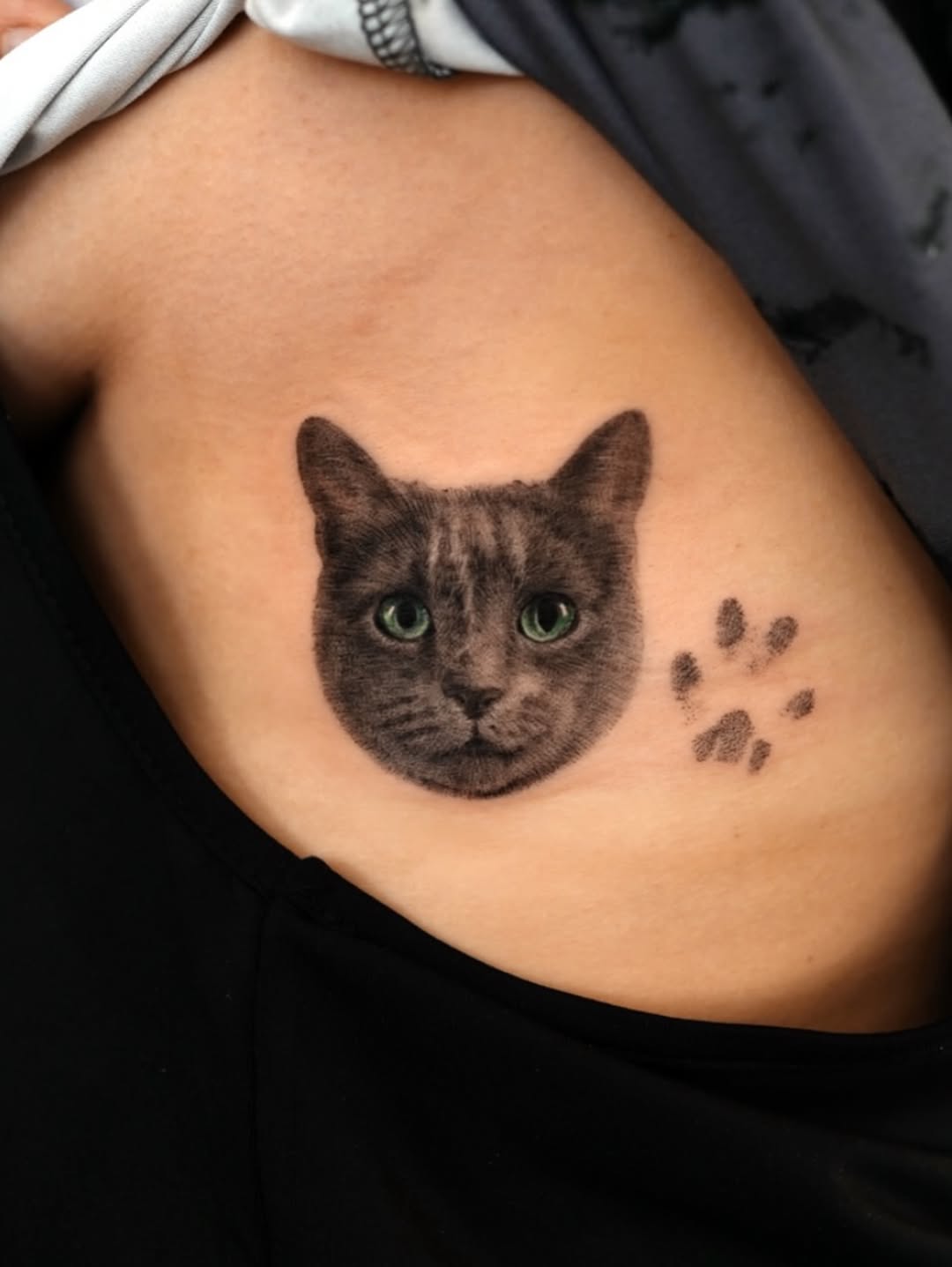 Cat portrait and paw print realism tattoo on the shoulder by Ria Kim 김리아