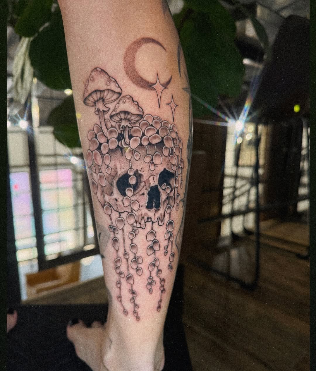 Tattoo by @maliaacarrasco β fine_line, black_and_grey