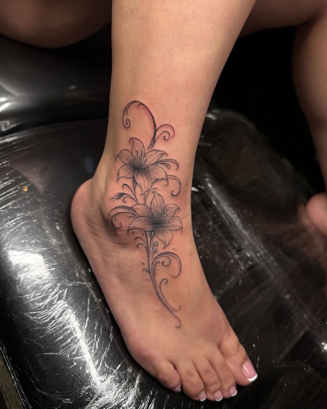 Tattoo by @serios_tat2s — fine_line, black_and_grey