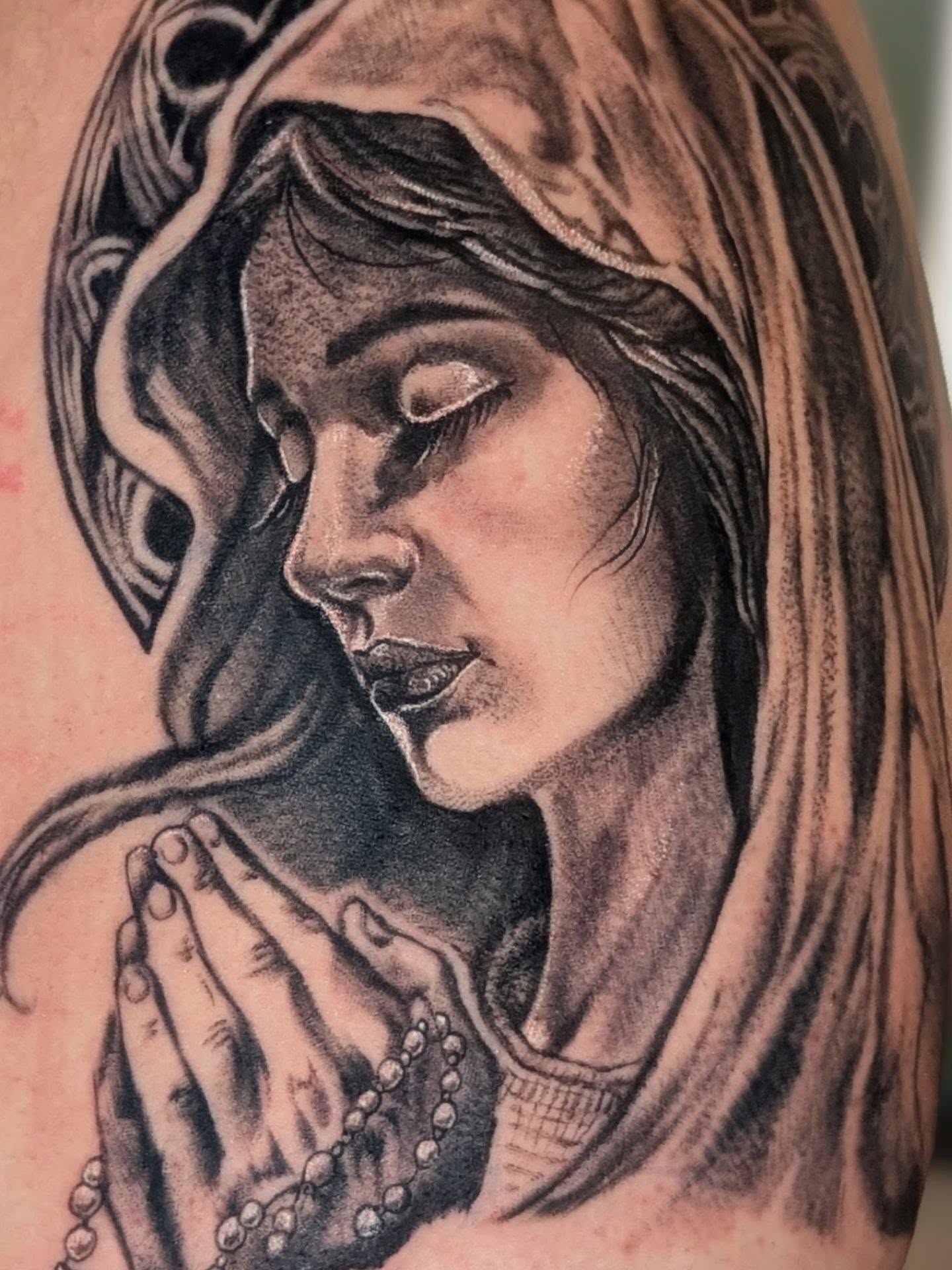 Praying woman realism tattoo on the upper arm by 𝕿𝖔𝖗𝖎 𝕾𝖍𝖎 🐛𝚅𝚊𝚗 𝚆𝙰