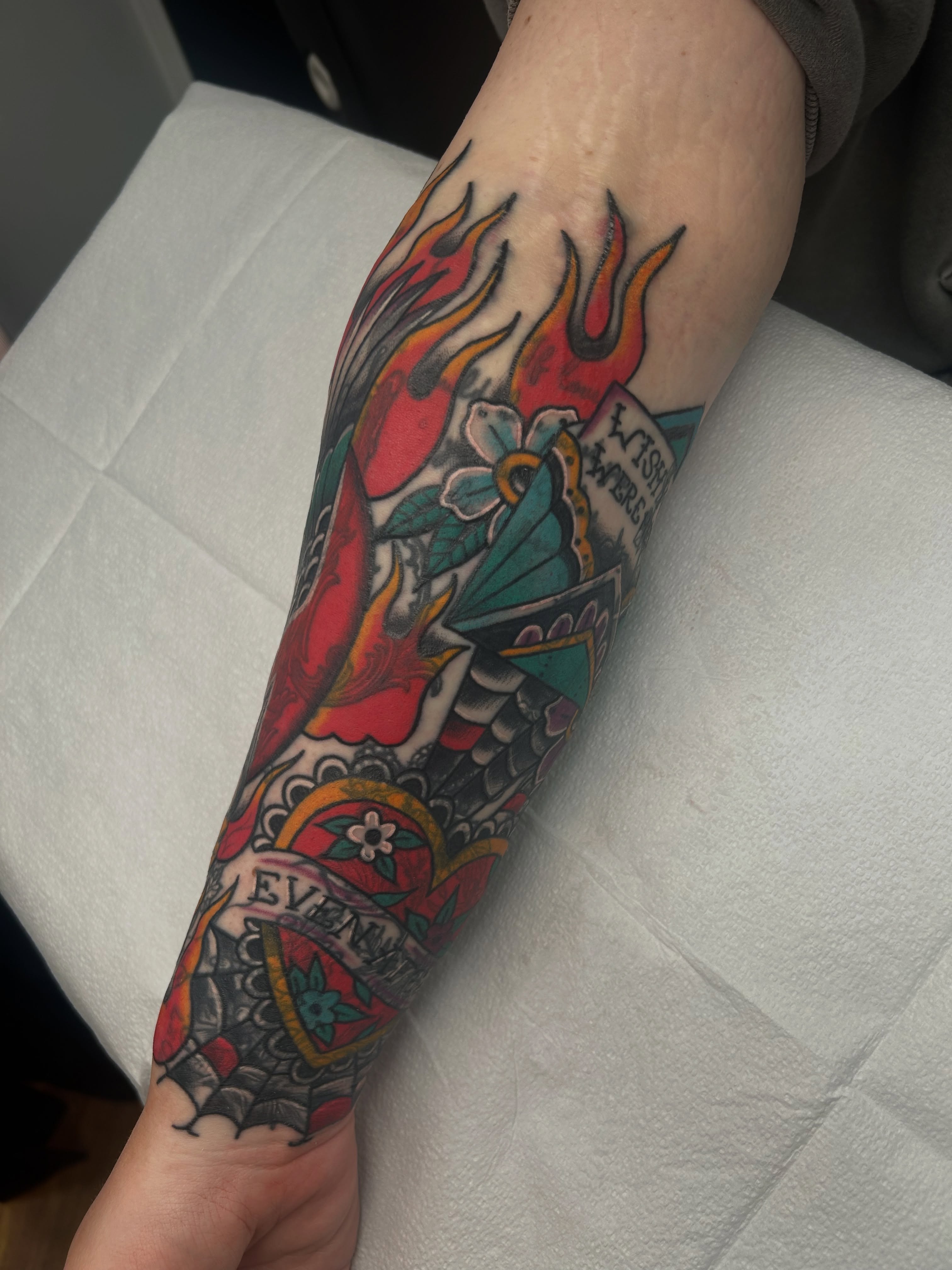 Flame and flower American traditional tattoo on the forearm by ๐๐ข๐ฉ๐๐ซ๐ฆ๐ข ๐๐ฌ๐ซ๐ก๐๐ถ๐ฆ
โจ