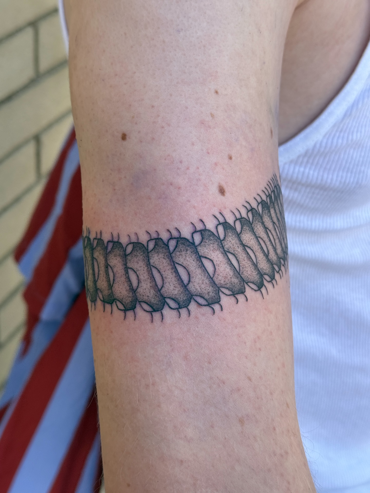 Chain black and grey tattoo on the forearm by Mo