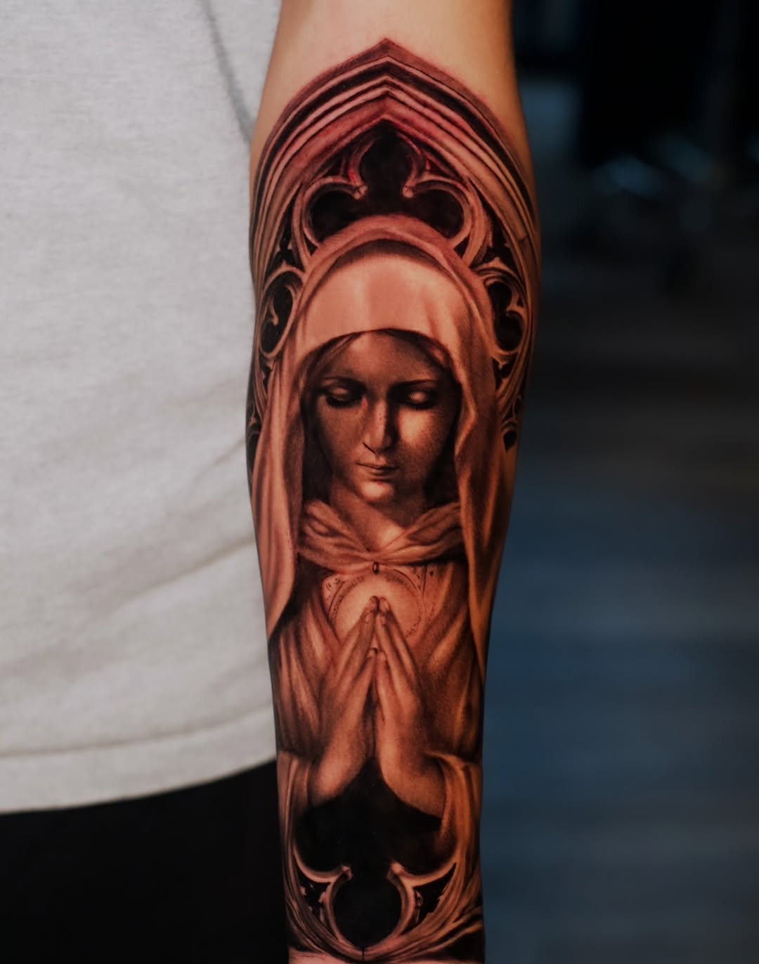 Virgin Mary praying Chicano tattoo on the forearm by ᴅᴀʟʟᴀꜱ ᴛᴀᴛᴛᴏᴏ ᴀʀᴛɪꜱᴛ