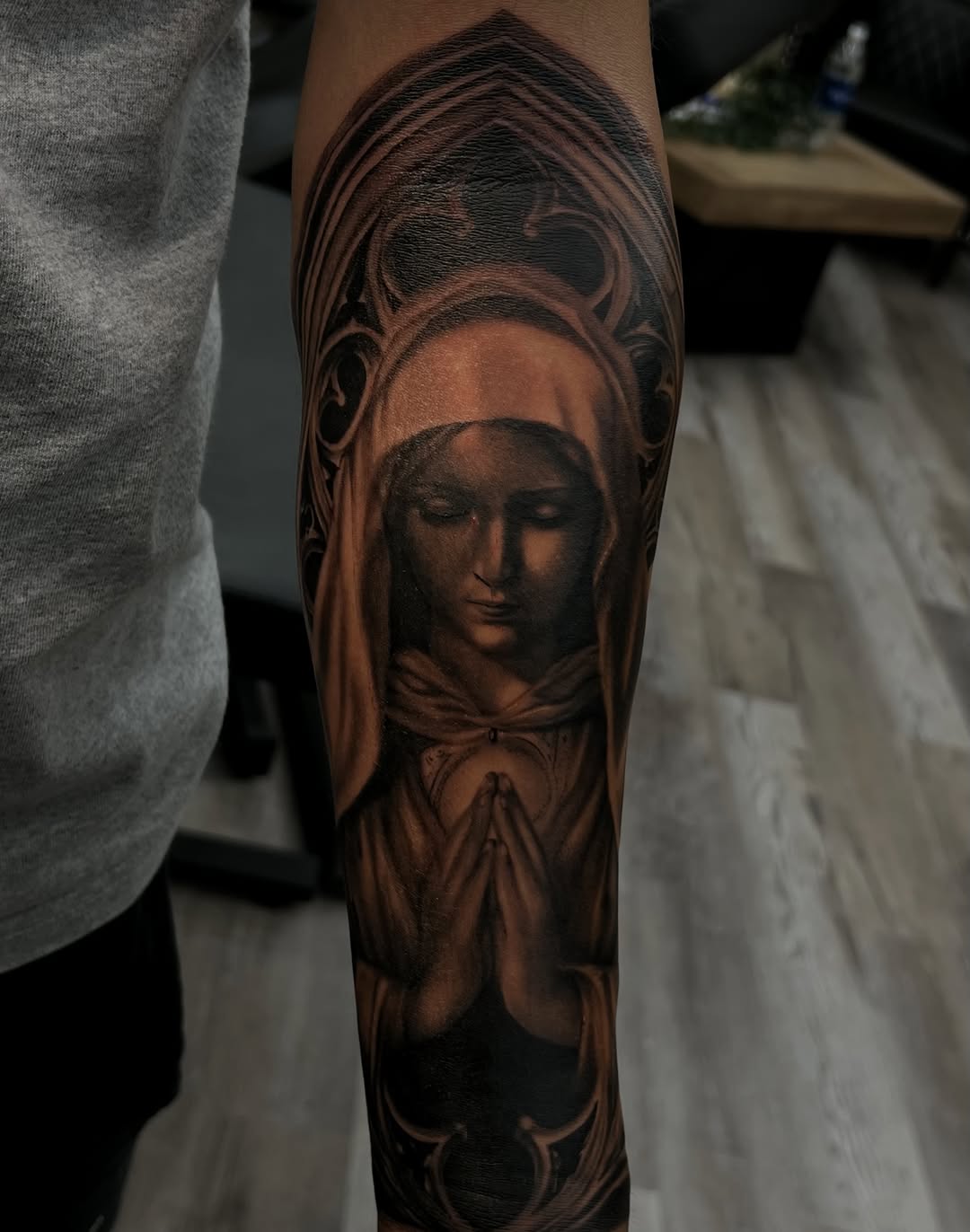Virgin Mary praying Chicano tattoo on the forearm by ᴅᴀʟʟᴀꜱ ᴛᴀᴛᴛᴏᴏ ᴀʀᴛɪꜱᴛ