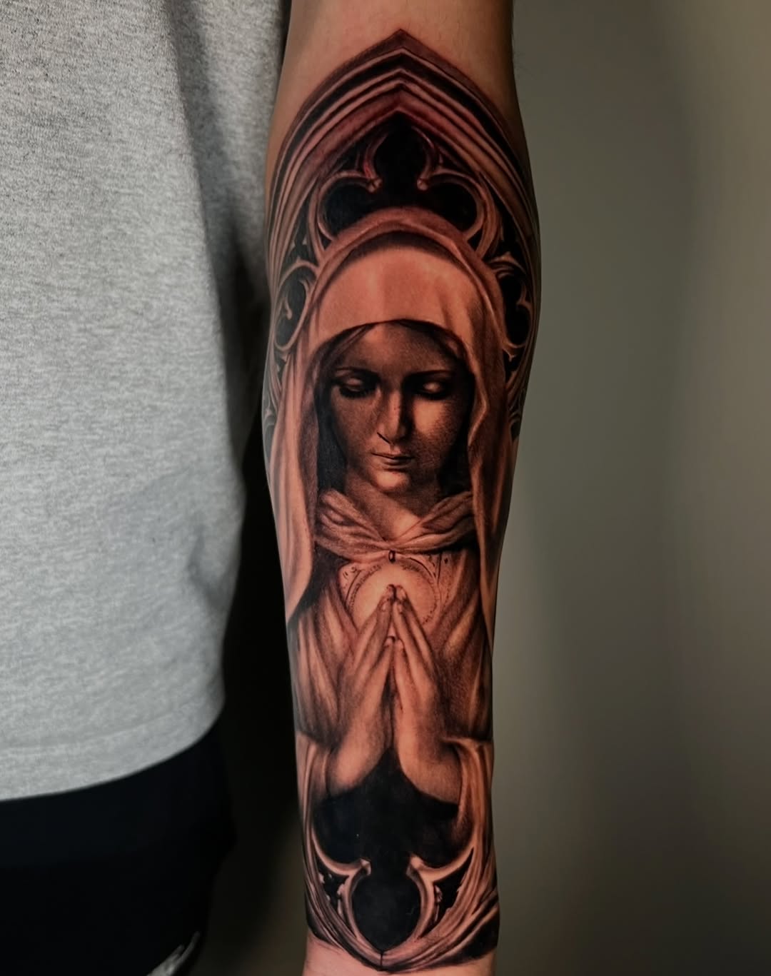 Virgin Mary praying Chicano tattoo on the forearm by ᴅᴀʟʟᴀꜱ ᴛᴀᴛᴛᴏᴏ ᴀʀᴛɪꜱᴛ