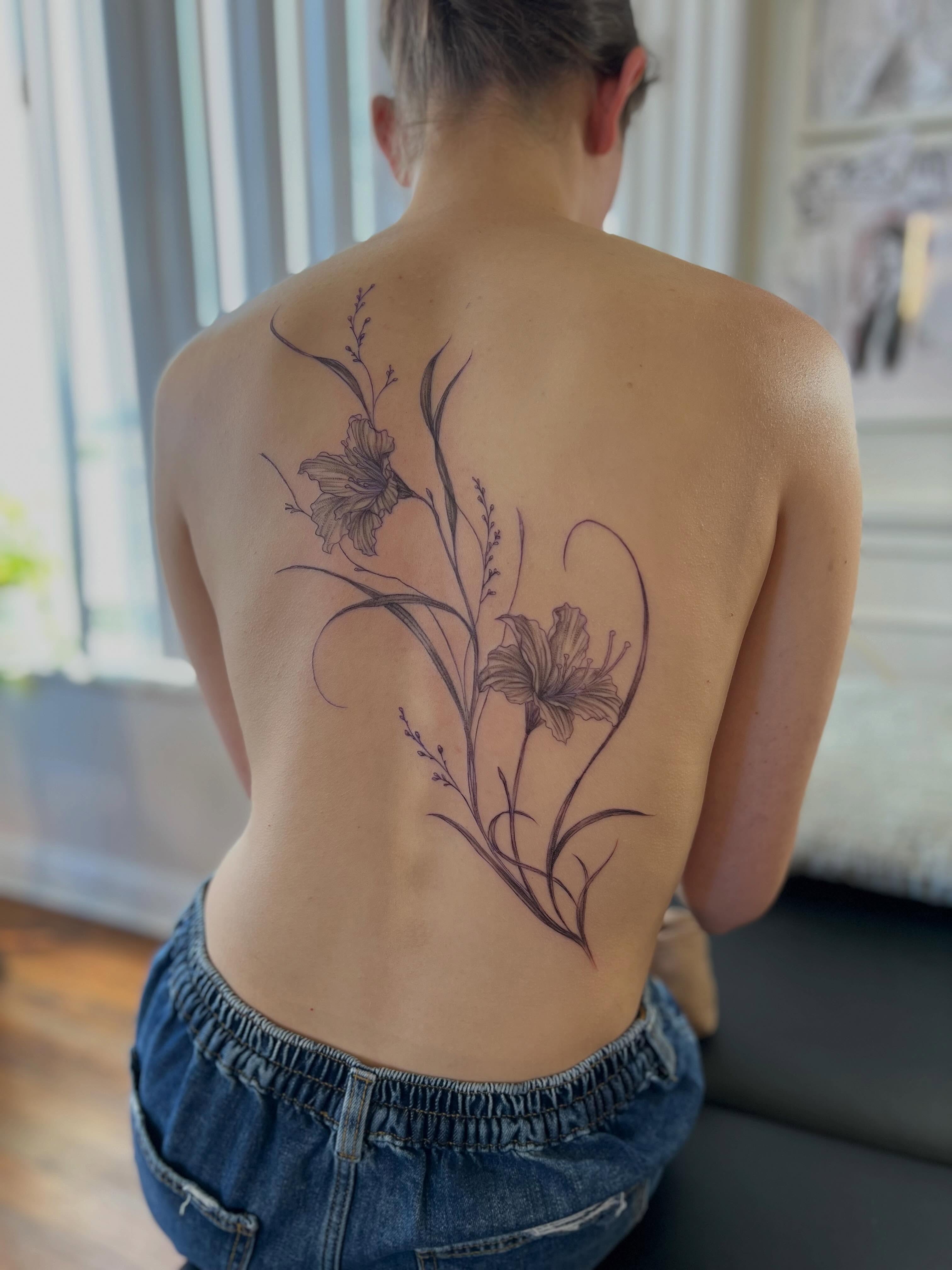 Flowers black and grey tattoo on the back by Jordi WA Tacoma Tattooer