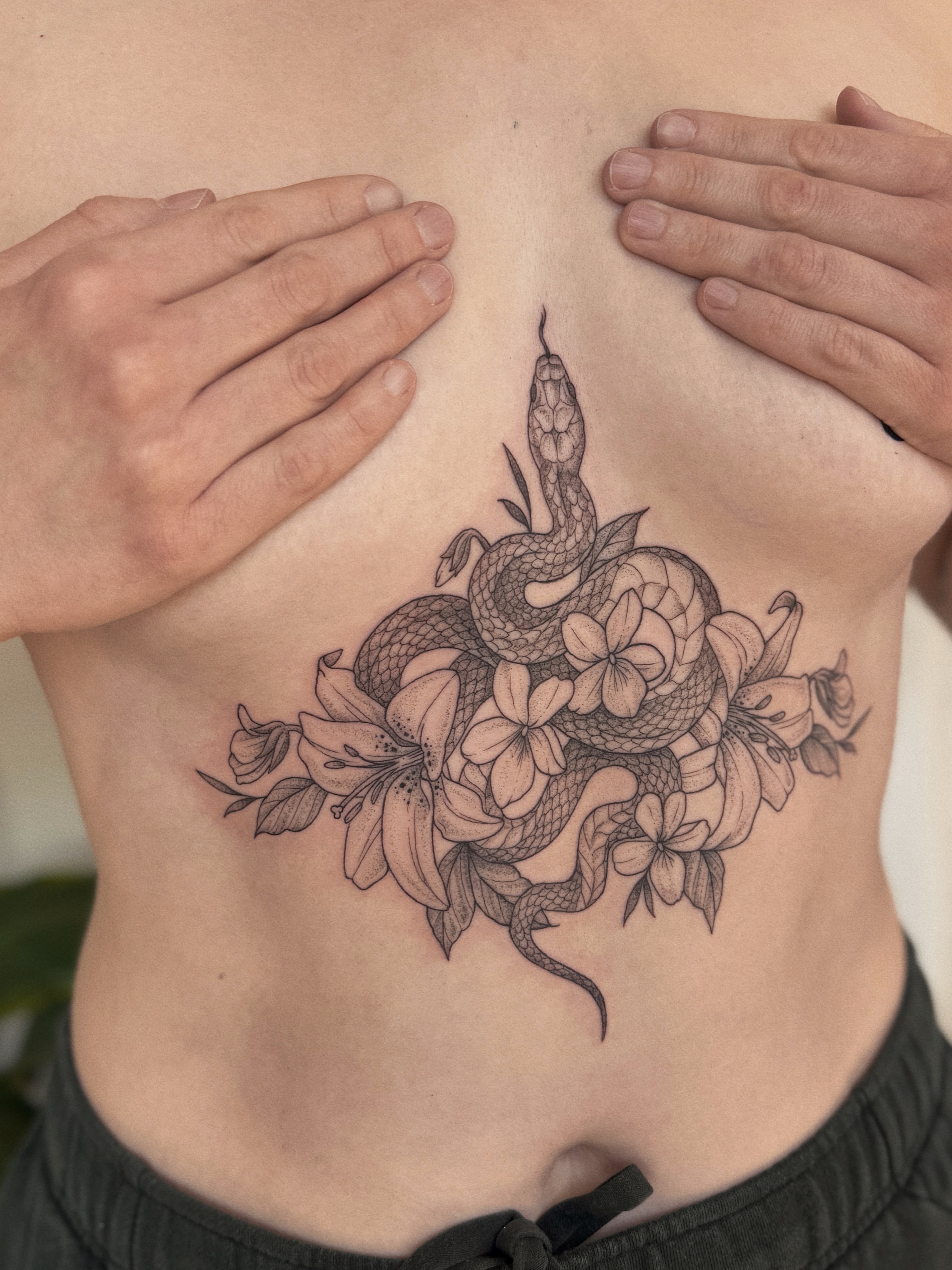 Snake and flowers realism tattoo on the ribs by 𝕵𝖊𝖘𝖘𝖎𝖈𝖆 𝕰𝖑 (raleigh tattoo artist)