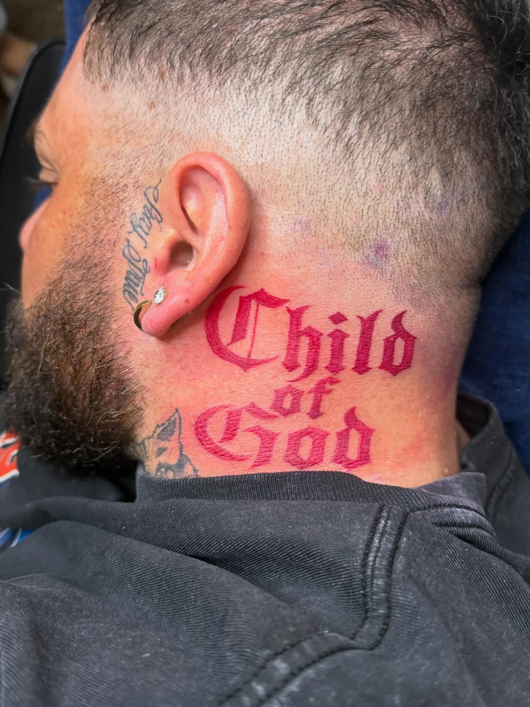 Child of God text tattoo on the neck by Sonia vidal