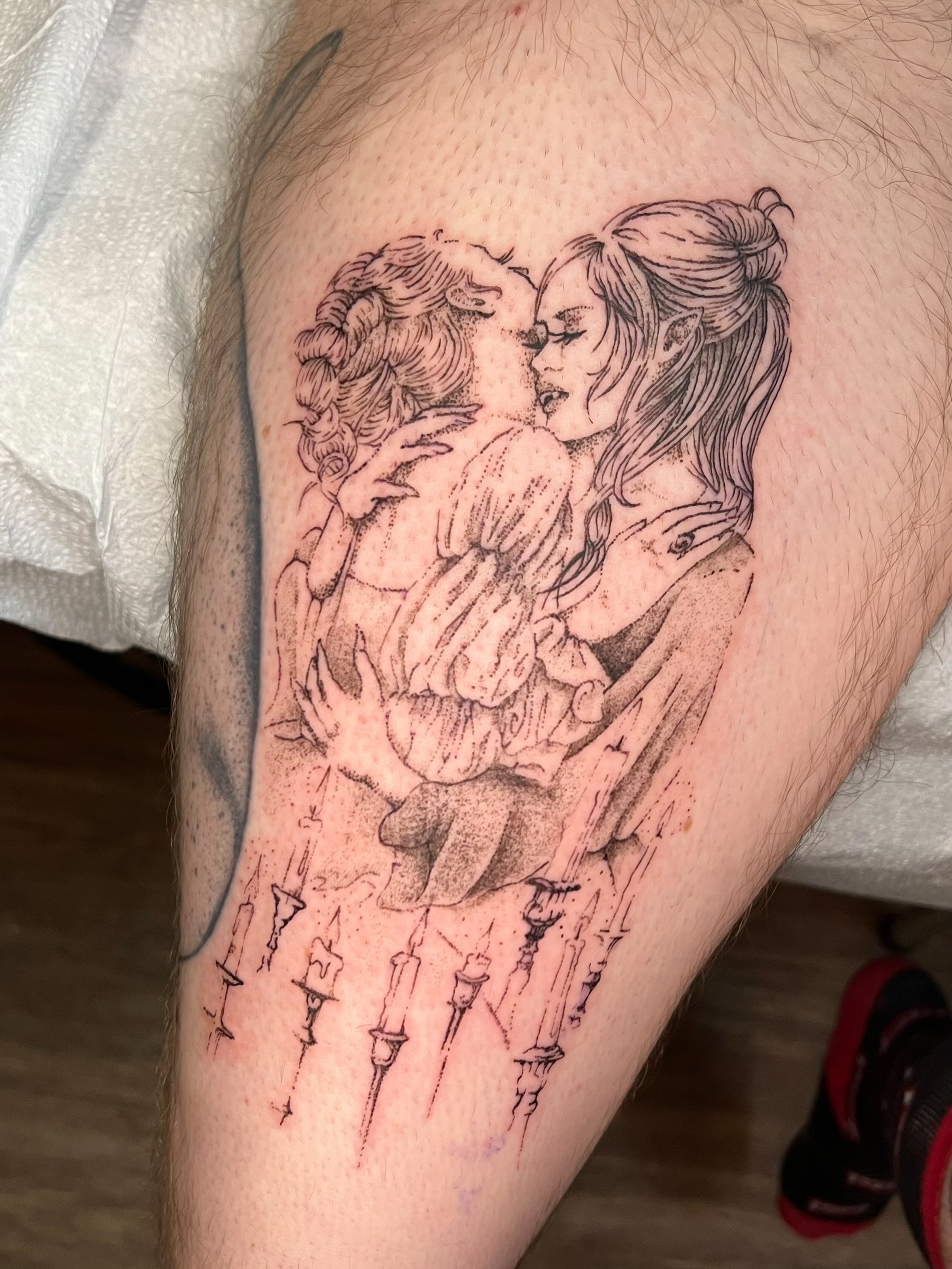 Kissing couple realism tattoo on the thigh by ꧁ 𝓛𝖎𝖛 ꧂, Cambridge, Massachusetts