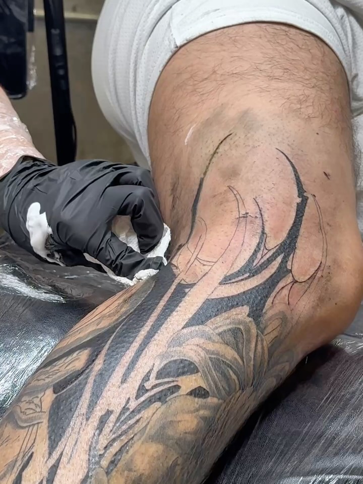 Tribal-like abstract design with shading realism tattoo on the leg by Tattoo Artist Vanessa