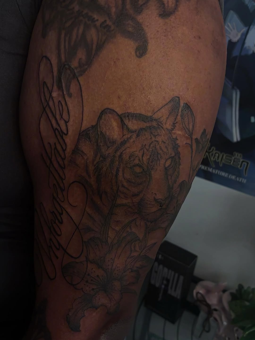 Tiger and lilies with script realism tattoo on the thigh by ɪɪɴᴋᴇᴅʙʏʀᴇɴɴ🐉