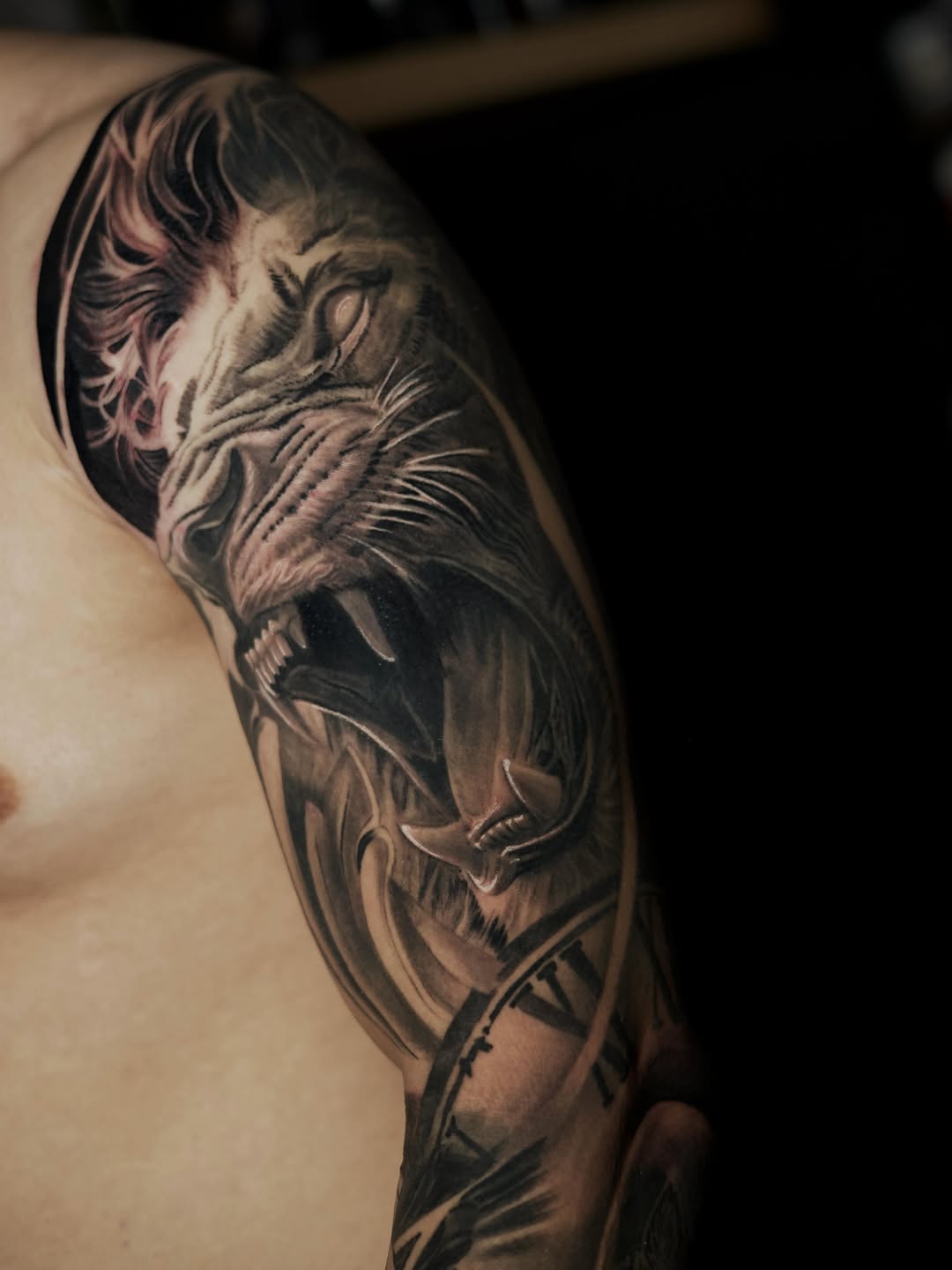 Roaring lion and clock realism tattoo on the shoulder by Bapone