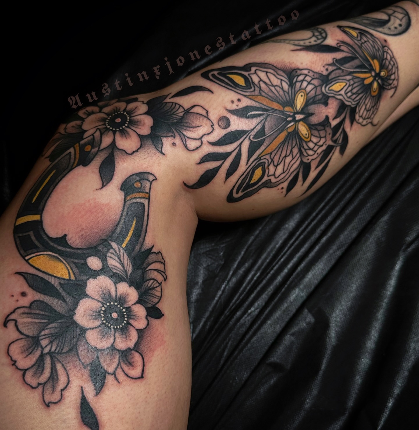 Bird and floral American traditional tattoo on the shoulder by 👻✦ 🅐🅤🅢🅣🅘🅝🅧🅙🅞🅝🅔🅢 ✦👻