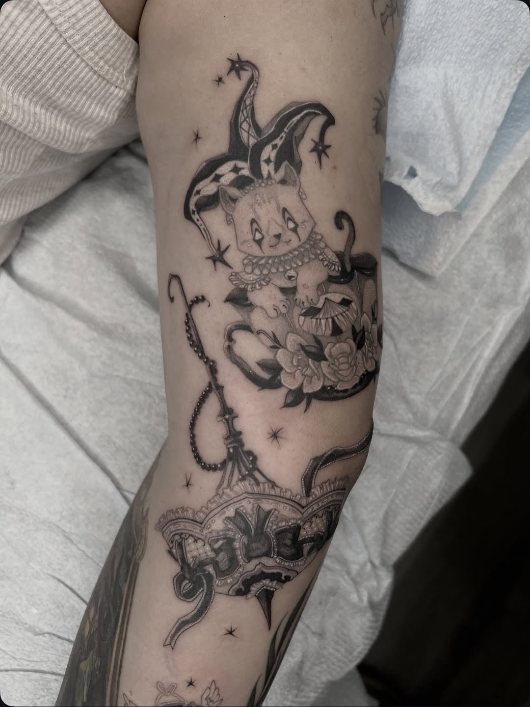 Tattoo by @amorfirme — black_and_grey, new_school