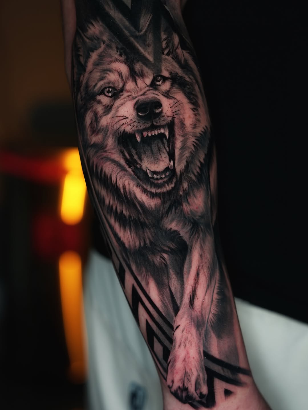 Roaring wolf realism tattoo on the forearm by Andres García Baeza