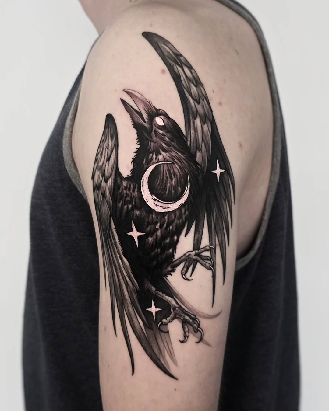 Raven with moon and stars realism tattoo on the shoulder by ʙʀɪᴀɴɴᴀ 𝒁𝑶𝑴𝑩𝑹𝑰𝑬 ᴛᴀᴛᴛᴏᴏꜱ
