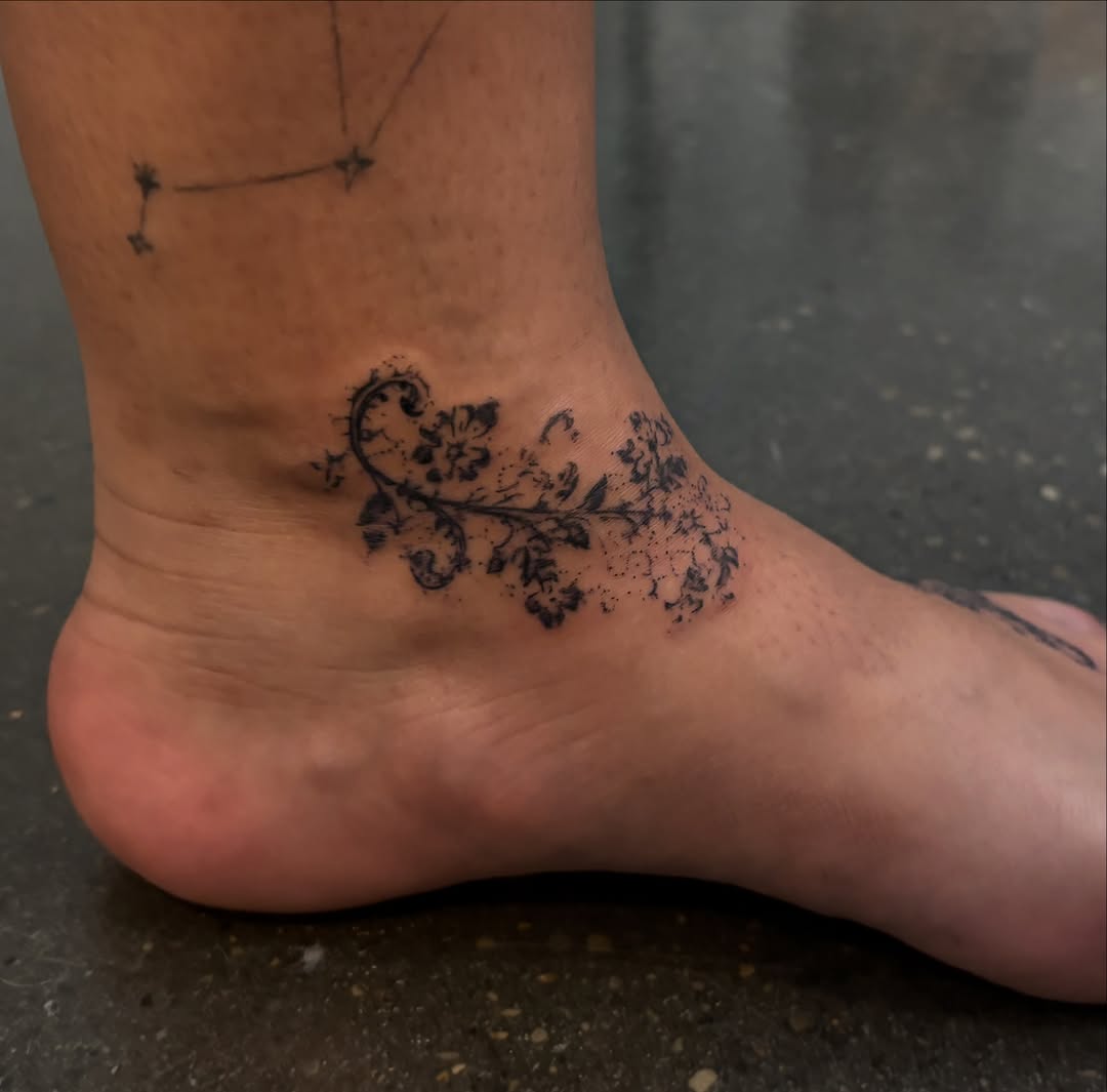 Tattoo by @erinhasagun β black_and_grey