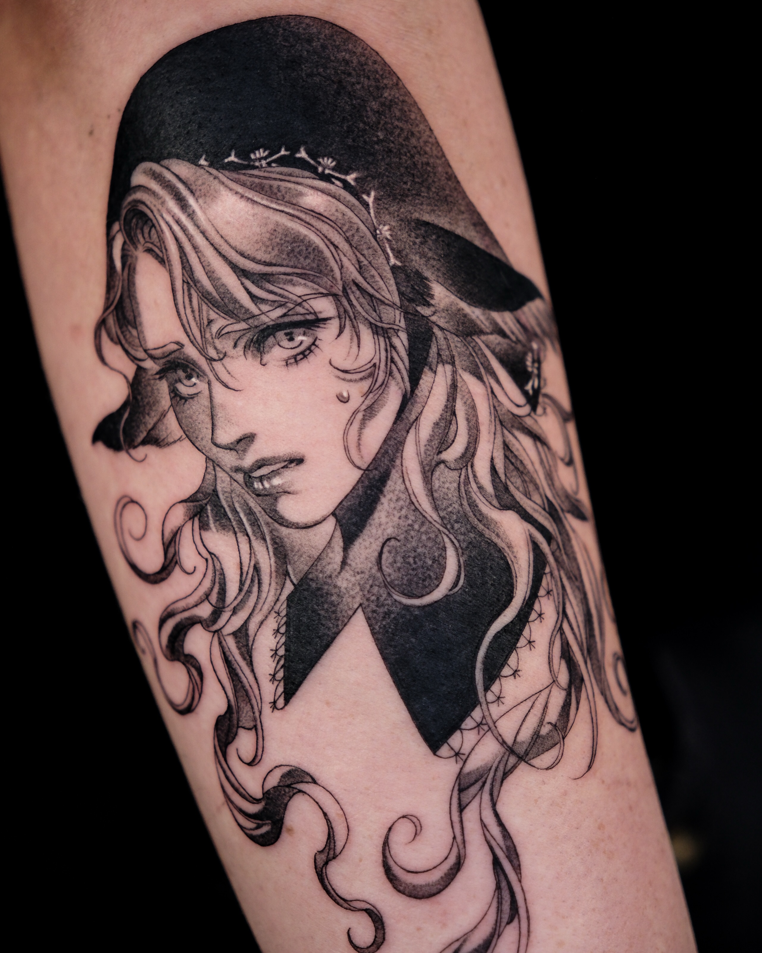 Woman with hat realism tattoo on the forearm by Hemi 혜미타투