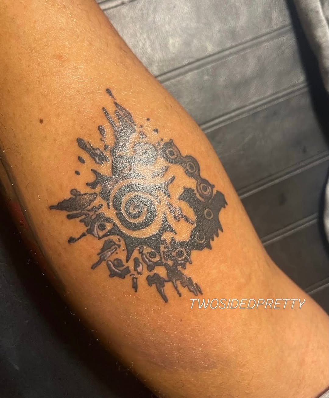 Symbol with chain elements tattoo on the forearm by @twosidedpretty