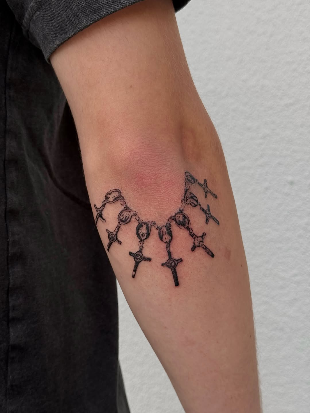 Tattoo by @avaniloutattoo — fine_line, black_and_grey
