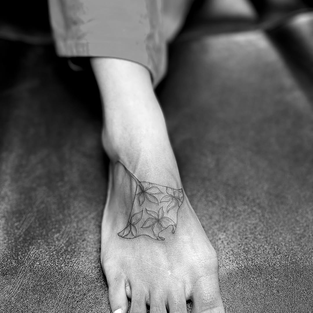 Tattoo by @littleinkliv — fine_line, minimalist