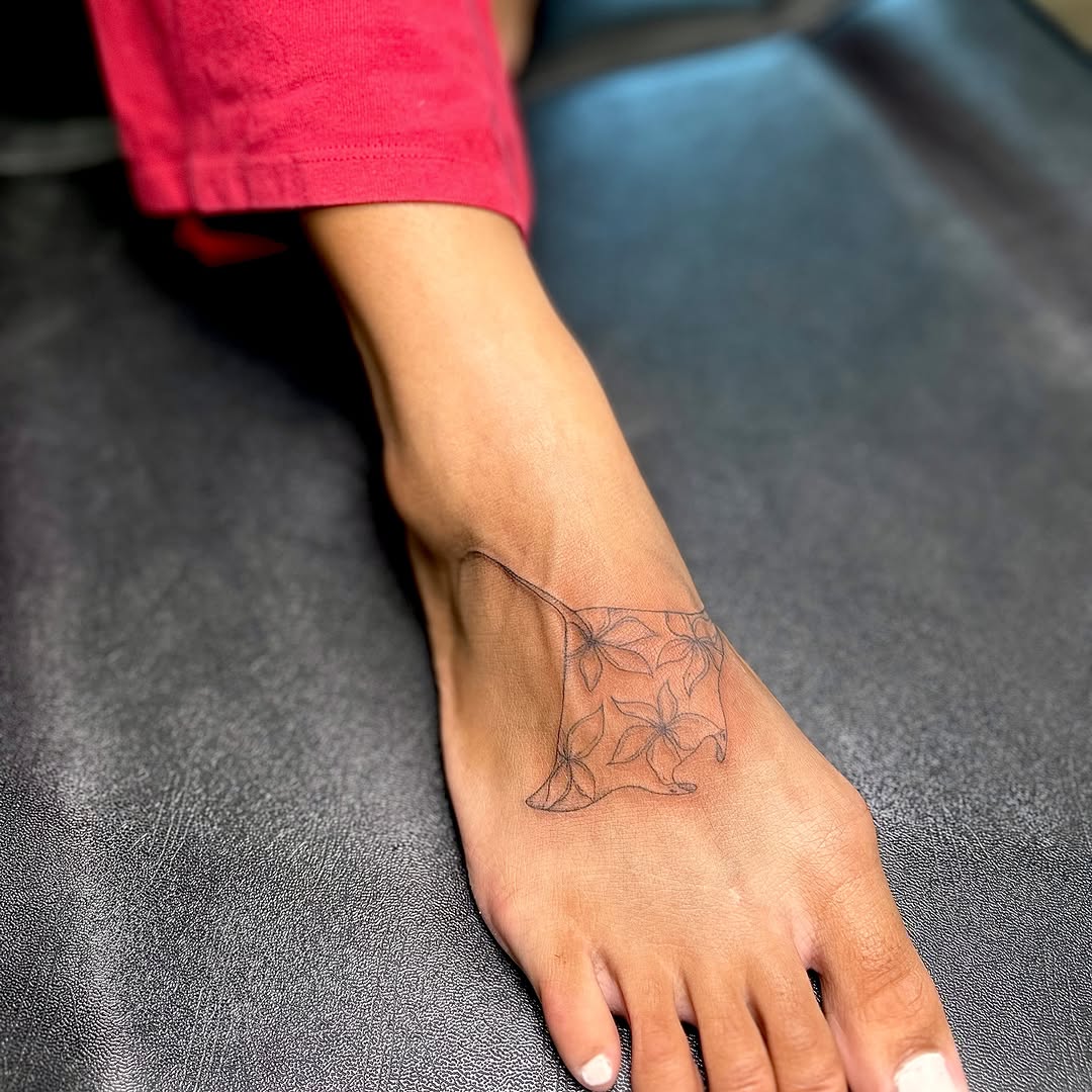 Tattoo by @littleinkliv — fine_line
