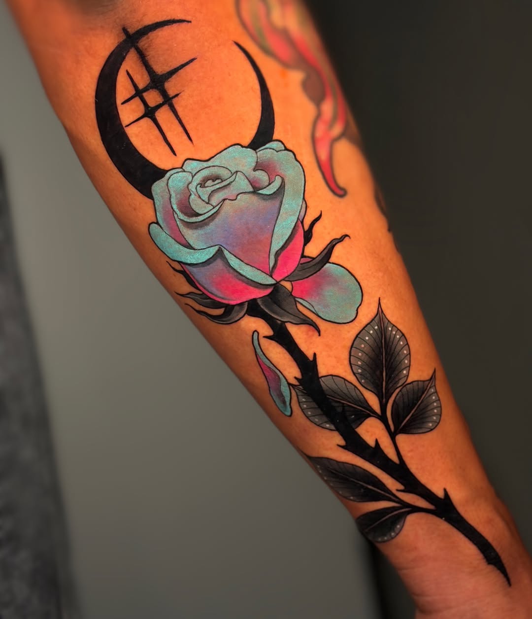 Tattoo by @hongo.azul.tattoos — neo_traditional, black_and_grey