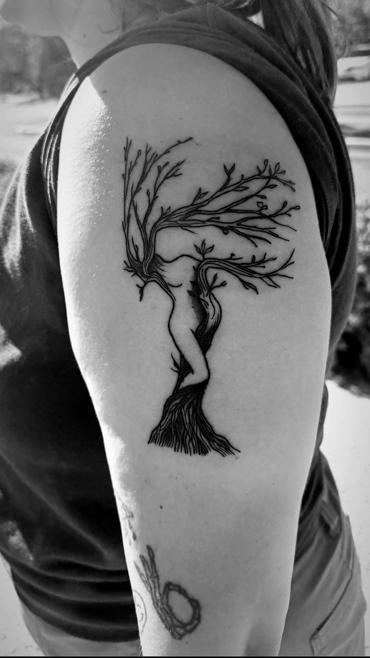 Tattoo by @noirtatu — blackwork, illustrative