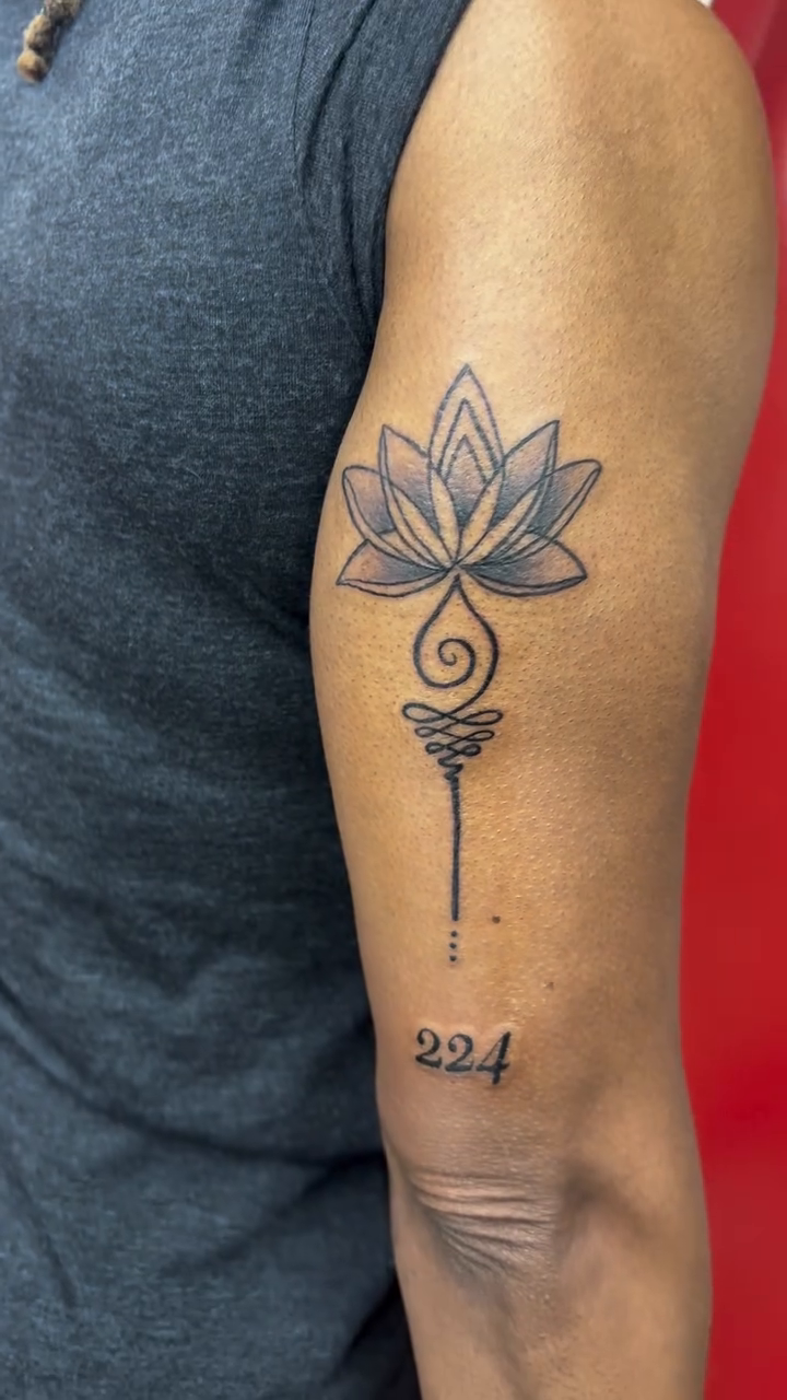 Ornamental tattoo on the forearm by Art Plug