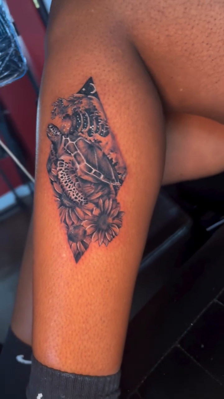 Tribal tattoo on the leg by Art Plug