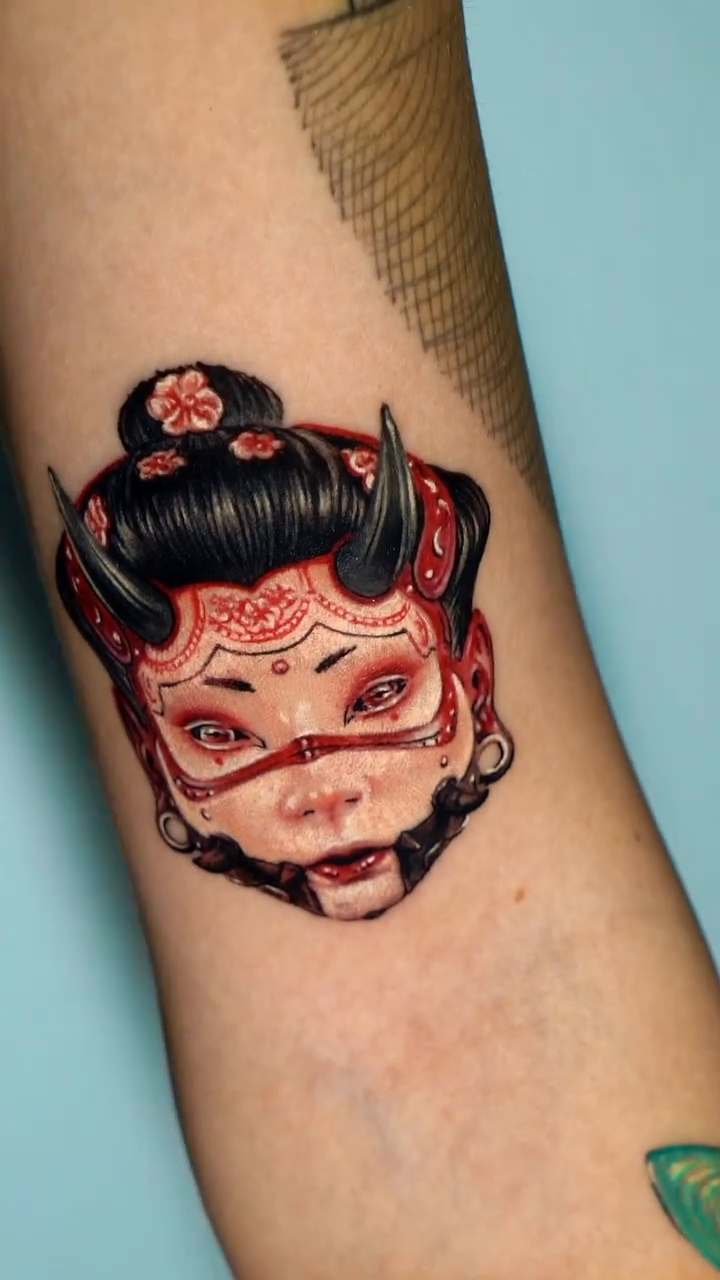 Japanese demon mask tattoo neo-traditional tattoo on the forearm by Tattooist HARRY COLOR