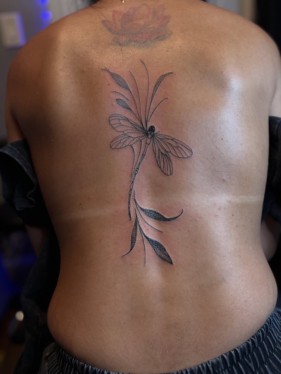 Dragonfly and leaves fine line tattoo on the back by Khemar InspiredByLife 🇯🇲