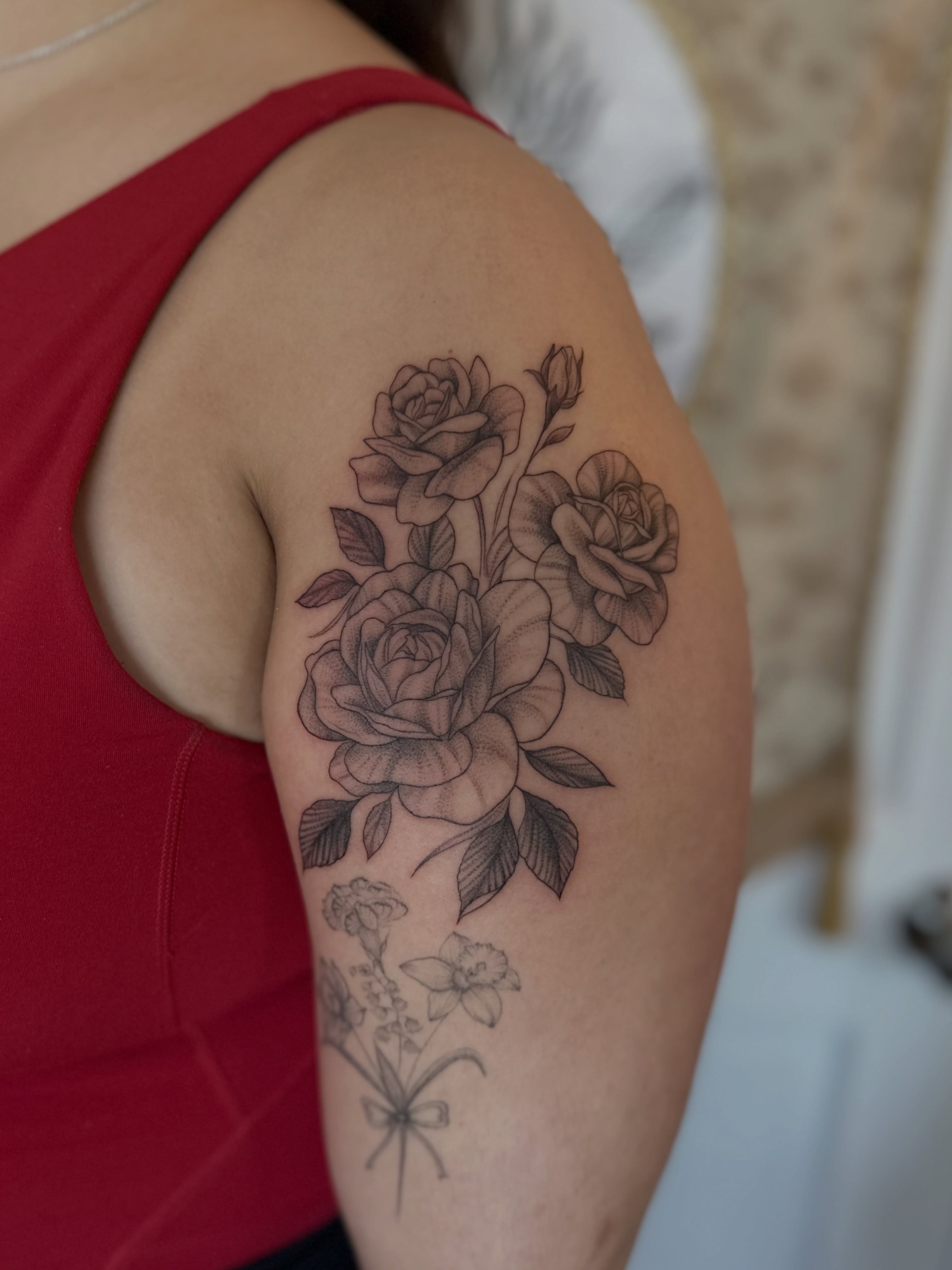 Roses black and grey tattoo on the shoulder by ๐ฐ๐๐ข๐๐๐ ๐๐ฃ๐๐๐๐ข๐ชฟ