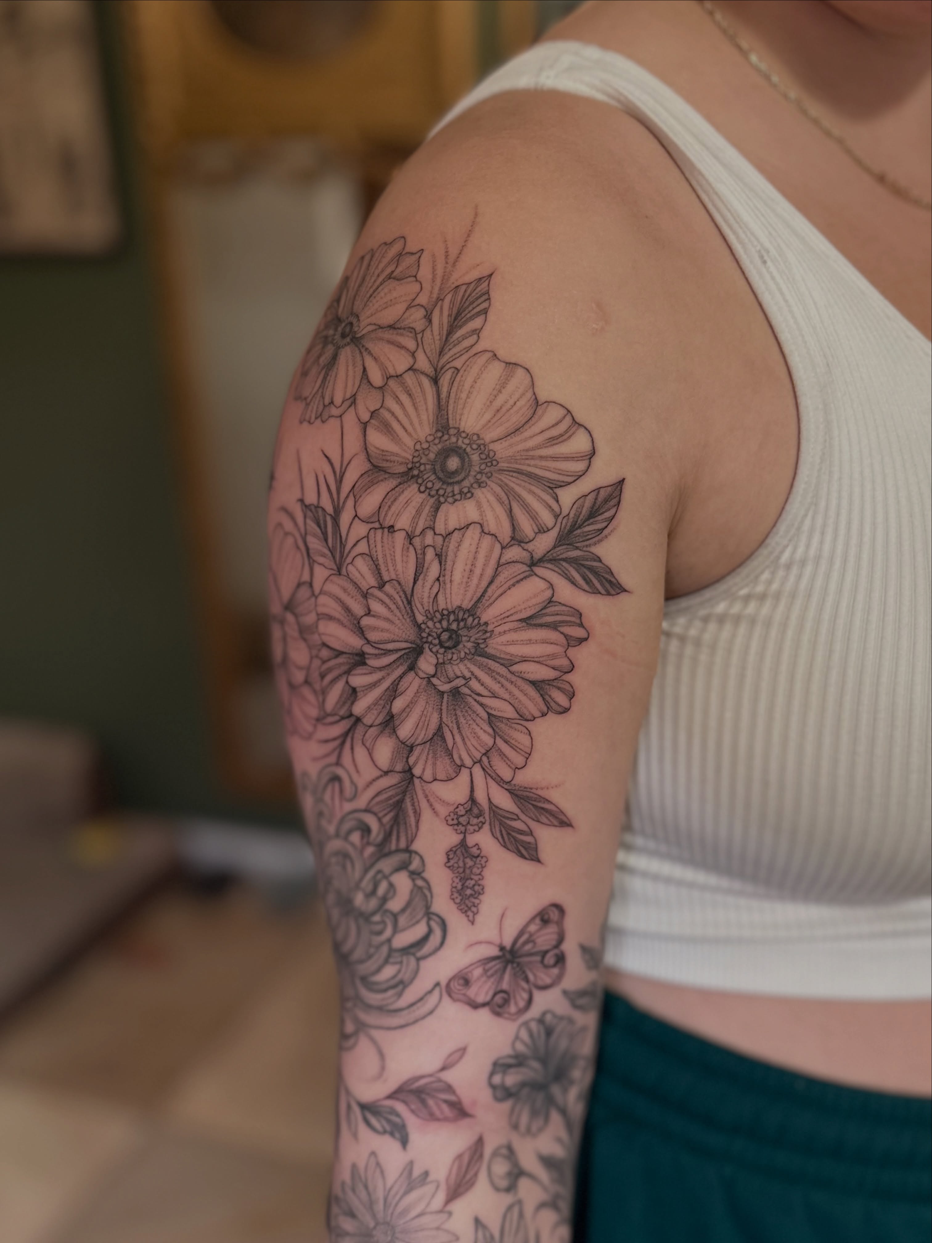 Flowers and butterfly black and grey tattoo on the upper arm by ๐ฐ๐๐ข๐๐๐ ๐๐ฃ๐๐๐๐ข๐ชฟ