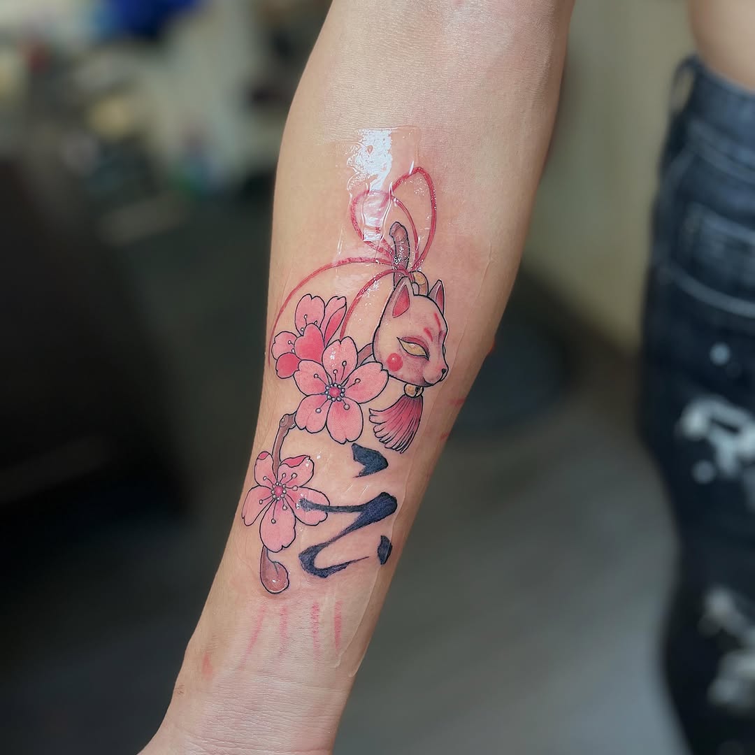 Neo-traditional tattoo on the forearm by 墨匠紋身|新店店, New Taipei City